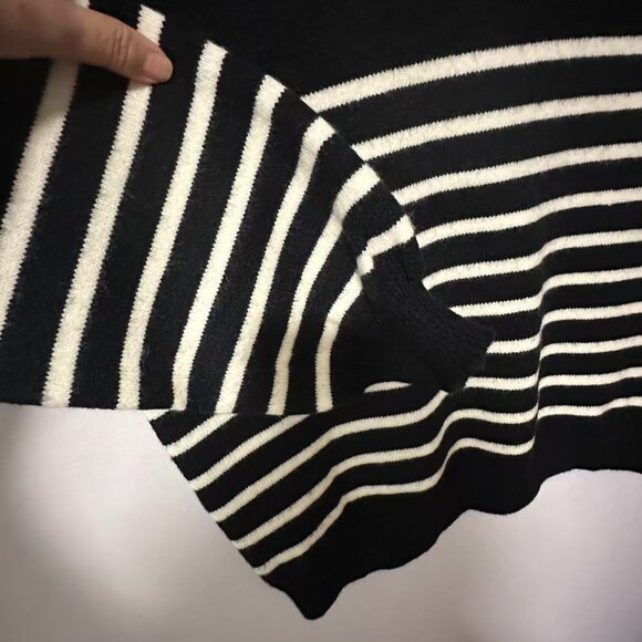 Black and White Striped Women's Sweater （L/XL） - Picture 12 of 16